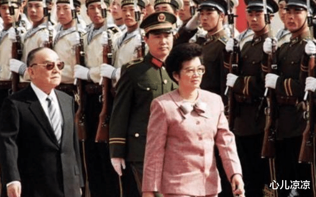 全球首位華人女總統，公開承認自己是中國人，上臺後將美軍趕出國-圖4