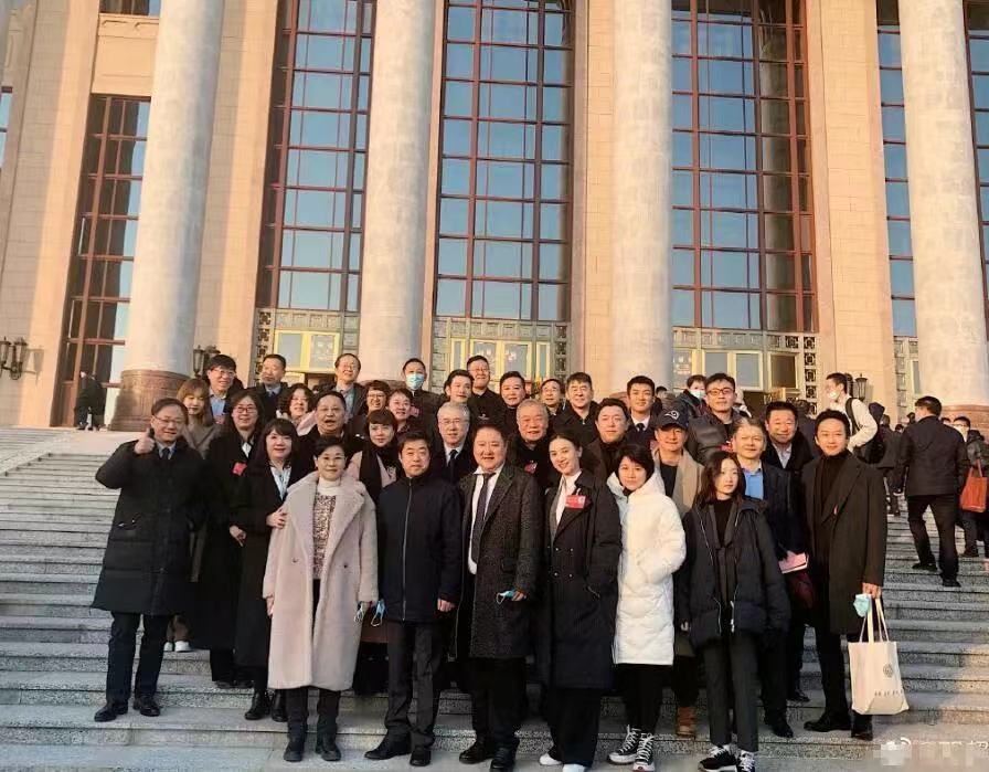 文代会|文代会闭幕！章子怡坐头排被团宠，穿粉衣戴渔夫帽放不下偶像包袱