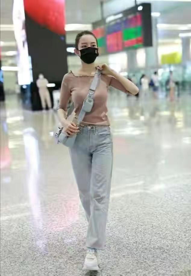 吉娜·爱丽丝|郎朗吉娜外出溜娃!吉娜穿紧身衣身材傲人,郎朗却胖得似发面馒头,真该减肥了