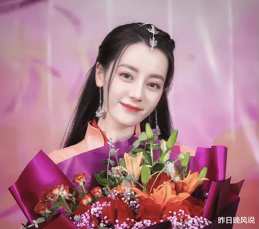 迪丽热巴|迪丽热巴变吃货主播，和粉丝互动声音甜美，长脸型却影响整体美感