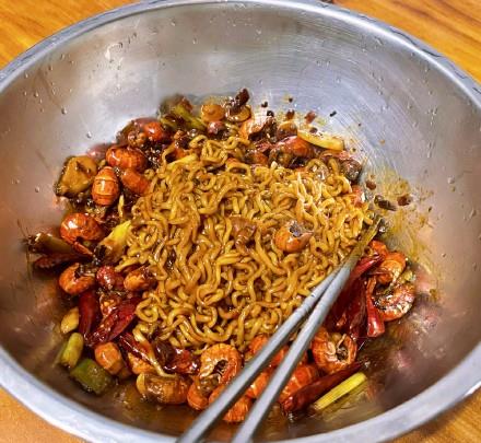 罗云熙|罗云熙深夜晒宵夜，看他吃的啥和用的碗，难怪粉丝吐槽太过分