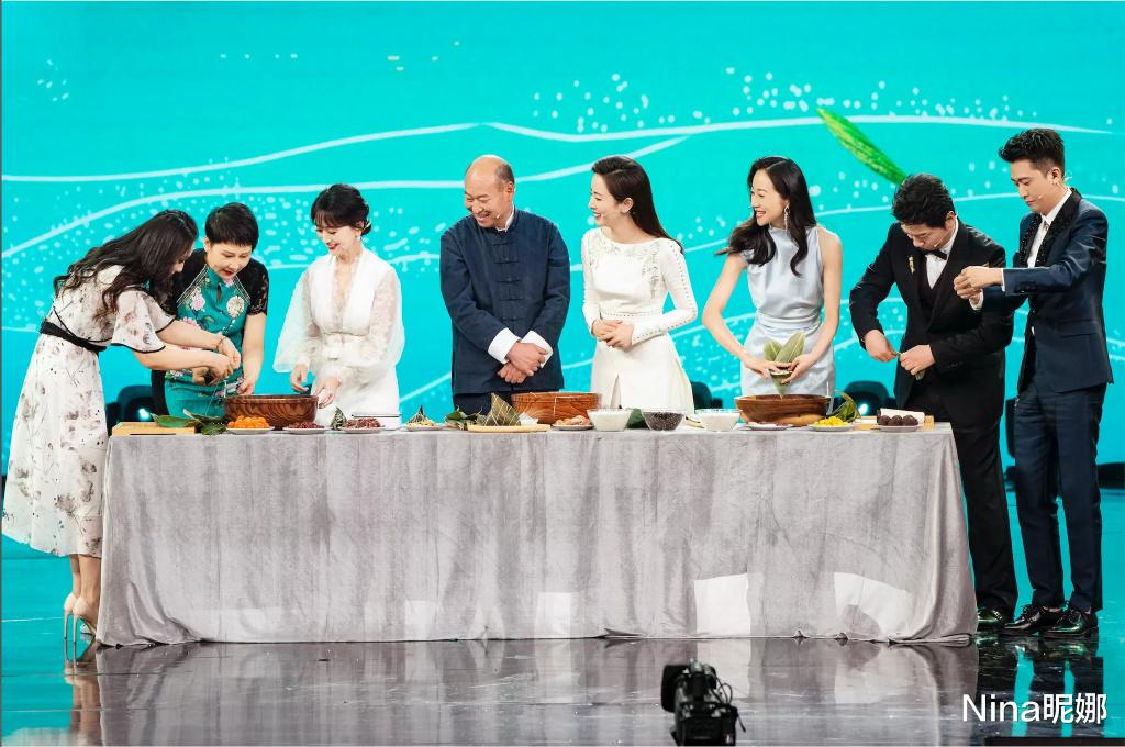 张凯丽|59岁张凯丽美上央视端午！穿旗袍显东方韵味，沙漏身材不输央视主持女生都看自卑