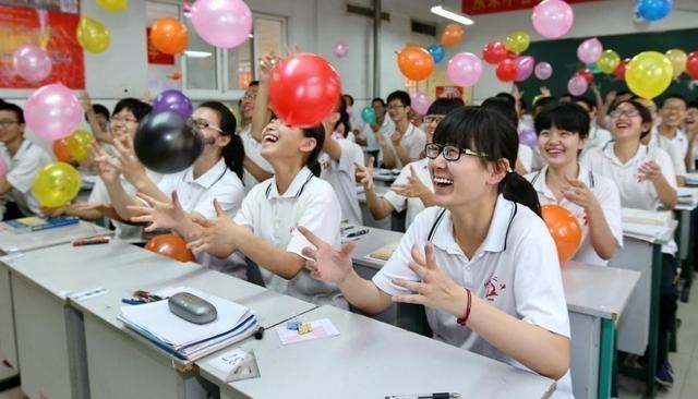 依科育儿吧|女儿第一次去外省求学，警察父亲给其10条安全警示，条条都是重点