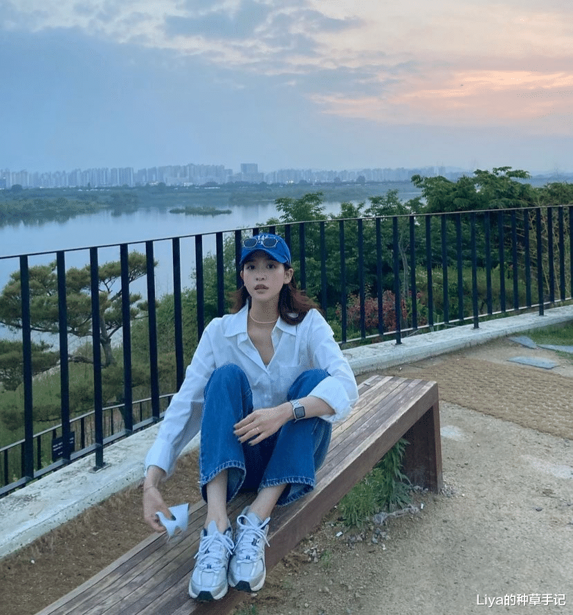 Liya的种草手记|还在穿一身黑？今夏爆火的“ 克莱因蓝 ”，显白又高级！