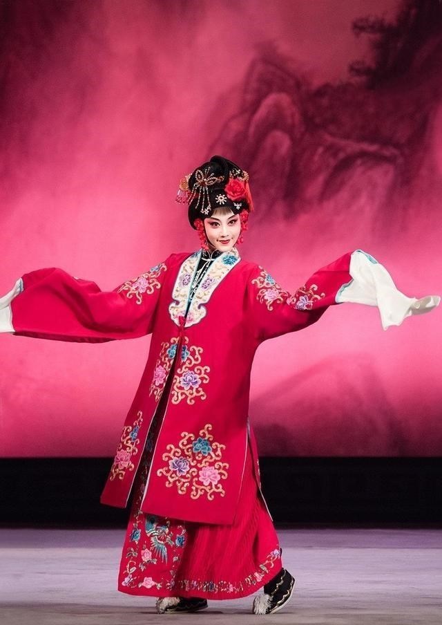 杨超越|京剧乱象：梅派越来越媚、荀派活泼过头、程派嗓子粗、尚派丢了刚劲