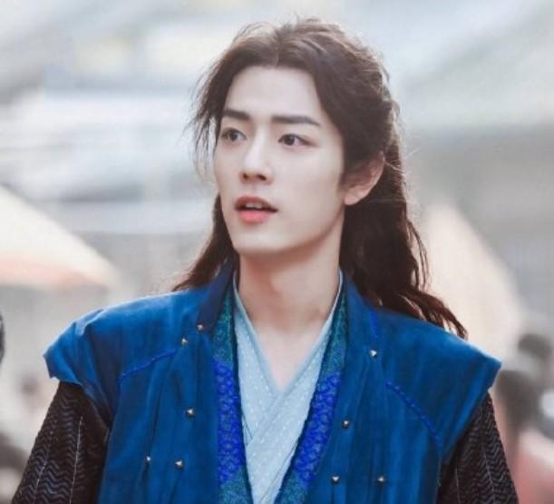 玛莎|肖战是“照骗”？拍戏片场被无美颜镜头怼脸，没想到五官这样