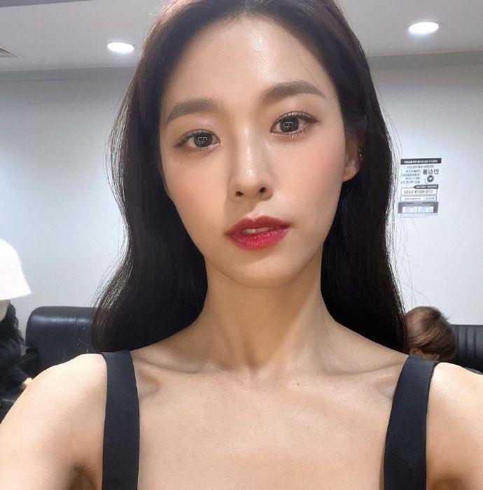 AOA|AOA雪炫化身年末舞台MC，晒礼服美照的她，已经让网友认不出来了