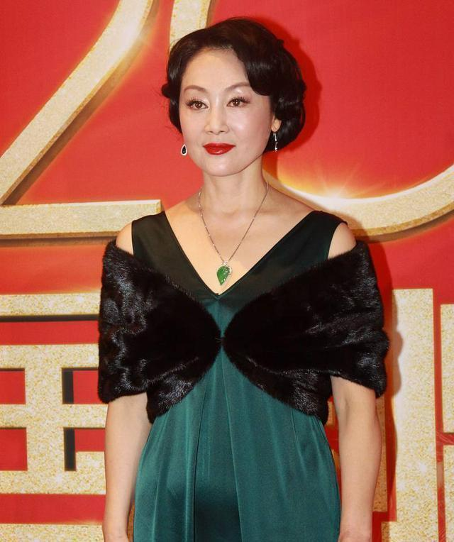 浓妆|王姬自信过头，这么“挤”的裙子硬塞进去，大浓妆配齐刘海好显老