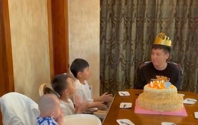 梅梅爱写娱乐 黑龙江一男子过37岁生日，四个儿子一起给他庆生，最后表情亮了！