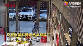 深圳女子遭遇惊险一幕,站在高处刚拿到酒,脚下凳子突然粉身碎骨