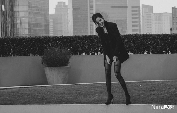 Nina昵娜 满分100分！辛芷蕾穿西装内搭挂脖裙和黑丝，去完弟弟婚宴变更性感