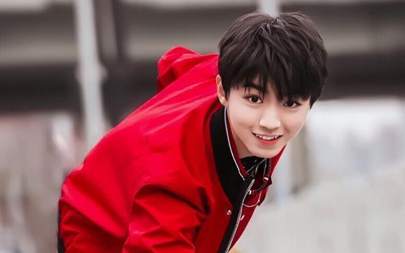 王俊凯|王俊凯扫码外出，用的手机晒新网友三观：差点以为他不到21岁