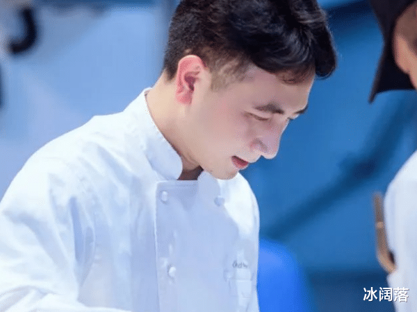 林生斌|林生斌现任妻子被拍，开豪车接孩子放学，林爸爸疑似也在场