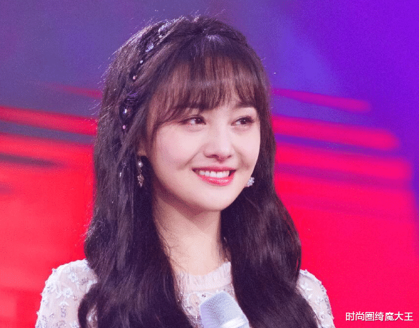 郑爽|郑爽不甘退出娱乐圈，深夜上线多次换头像，独自一人拖行李回家过年