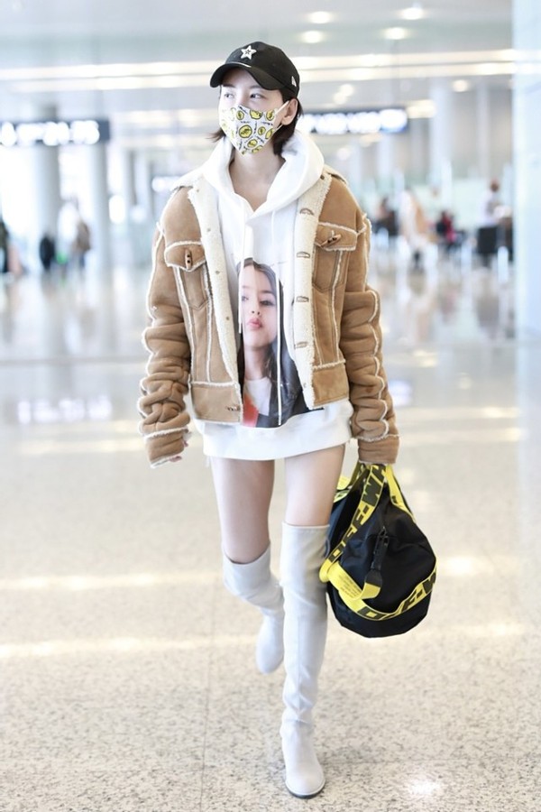 卷发|于文文剪短发更时髦了，把卫衣当裙子玩下衣失踪，秀出长腿太抢眼