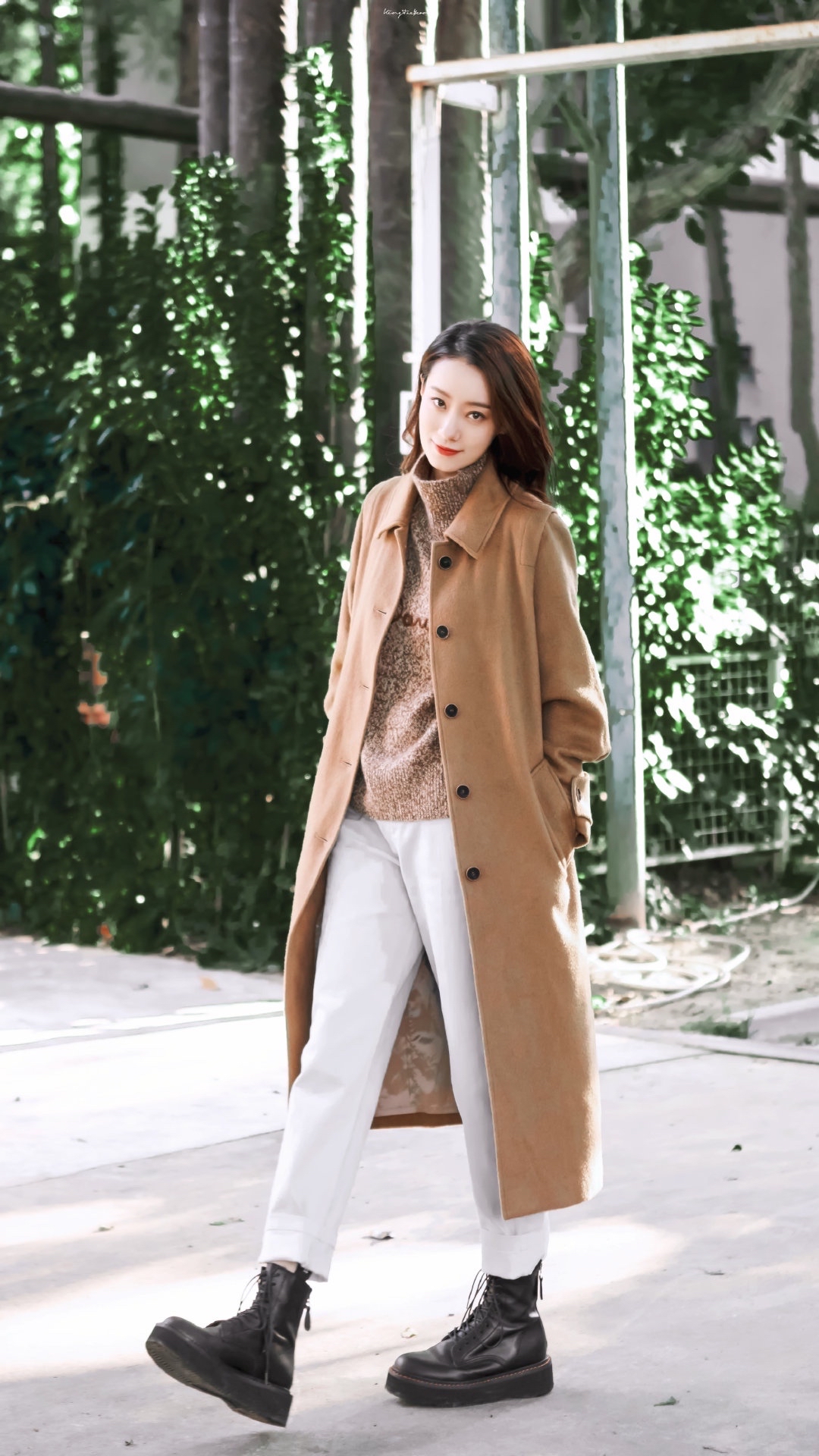 哚乐Like时尚 张小斐越来越有范儿，驼绒大衣配羊绒衫高级优雅，冬日女友已上线