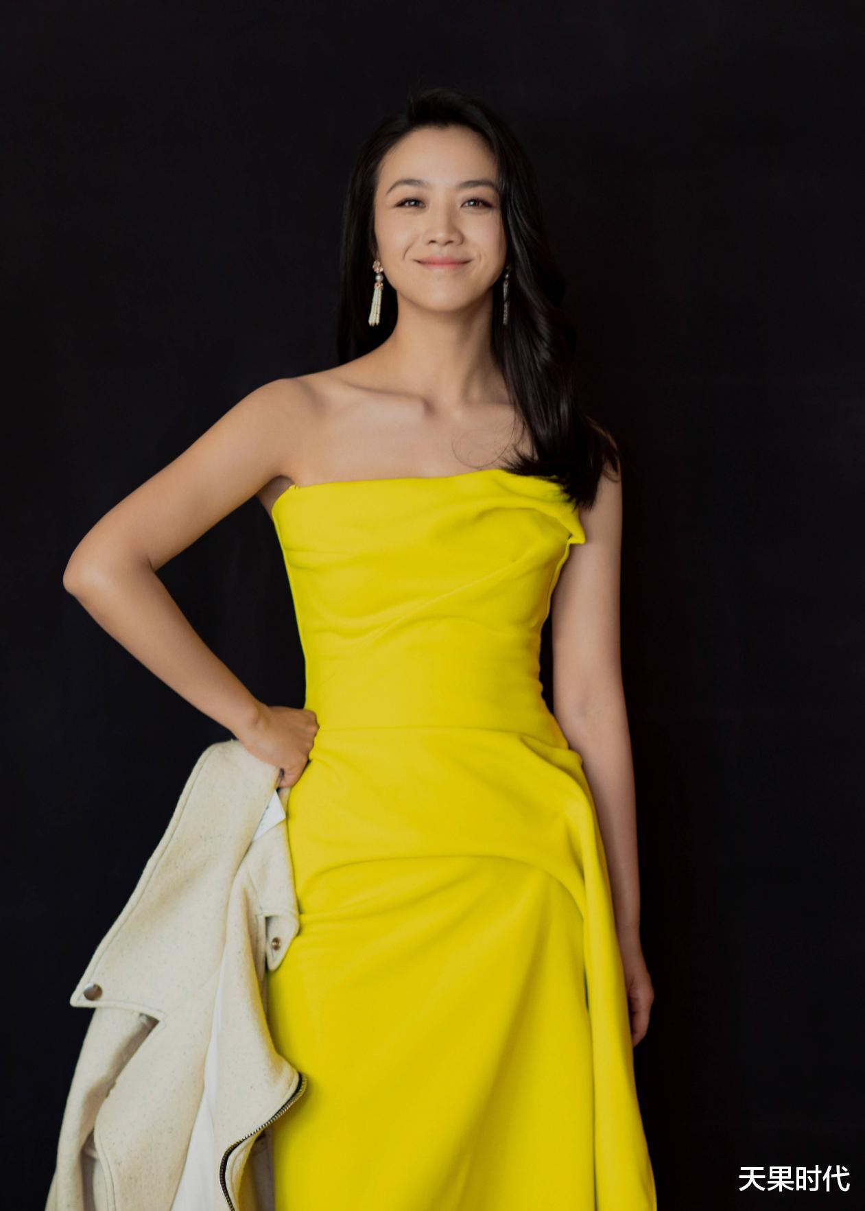天果时代 汤唯好有女神范，一袭黄色抹胸连衣裙不输超模，气质太惊艳了