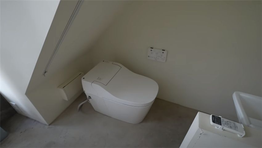 日本小哥蜗居7㎡公寓，吃住全在浴缸里？网友：这还没我家阳台大