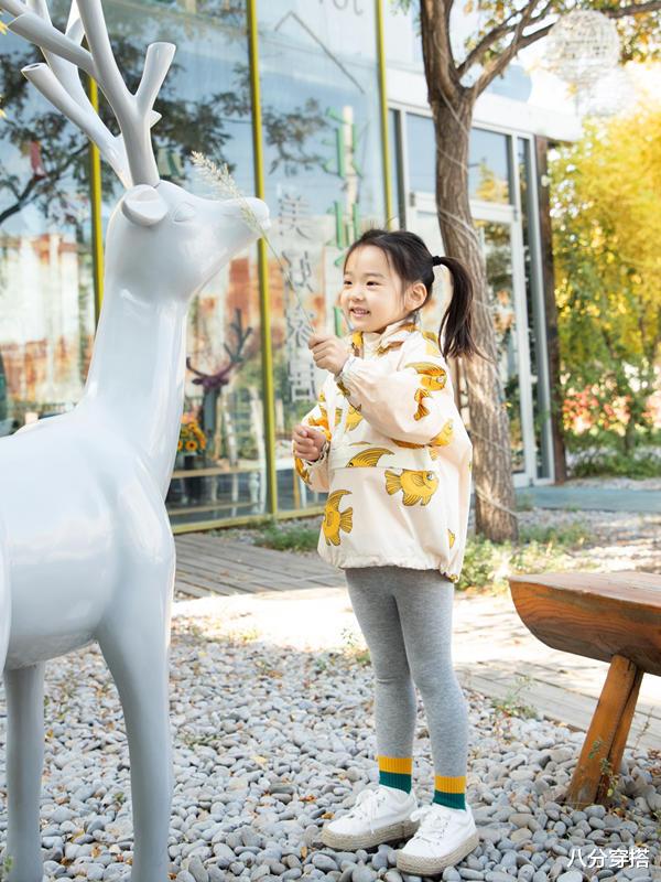 八分穿搭|董璇女儿小酒窝专挑爸妈优点继承，穿印花连帽卫衣俏皮可爱，真甜