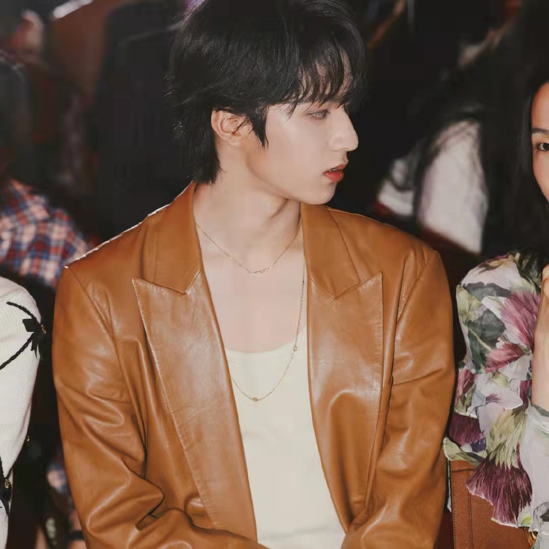 姐姐|刘耀文为了消除脸上水肿，用橡皮筋将耳朵捆到充血, 看得让人心酸