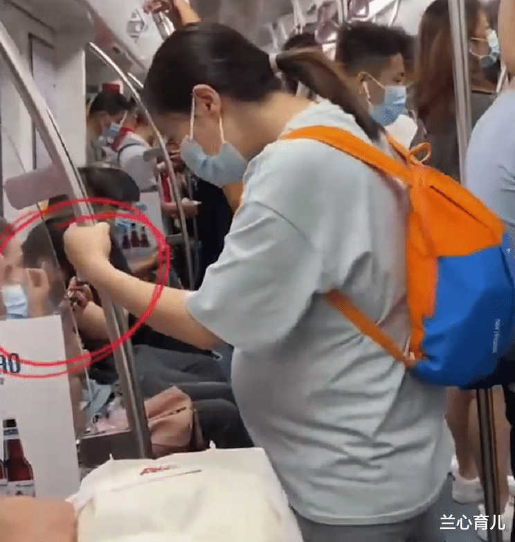 兰心育儿|孕妇坐地铁无人让座,白发爷爷无奈起身,网友:五味杂陈