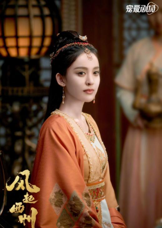 大时尚大观点 古装扮相超仙女神，五官异域浓颜虽惹人羡，脸却怎么越来越网红