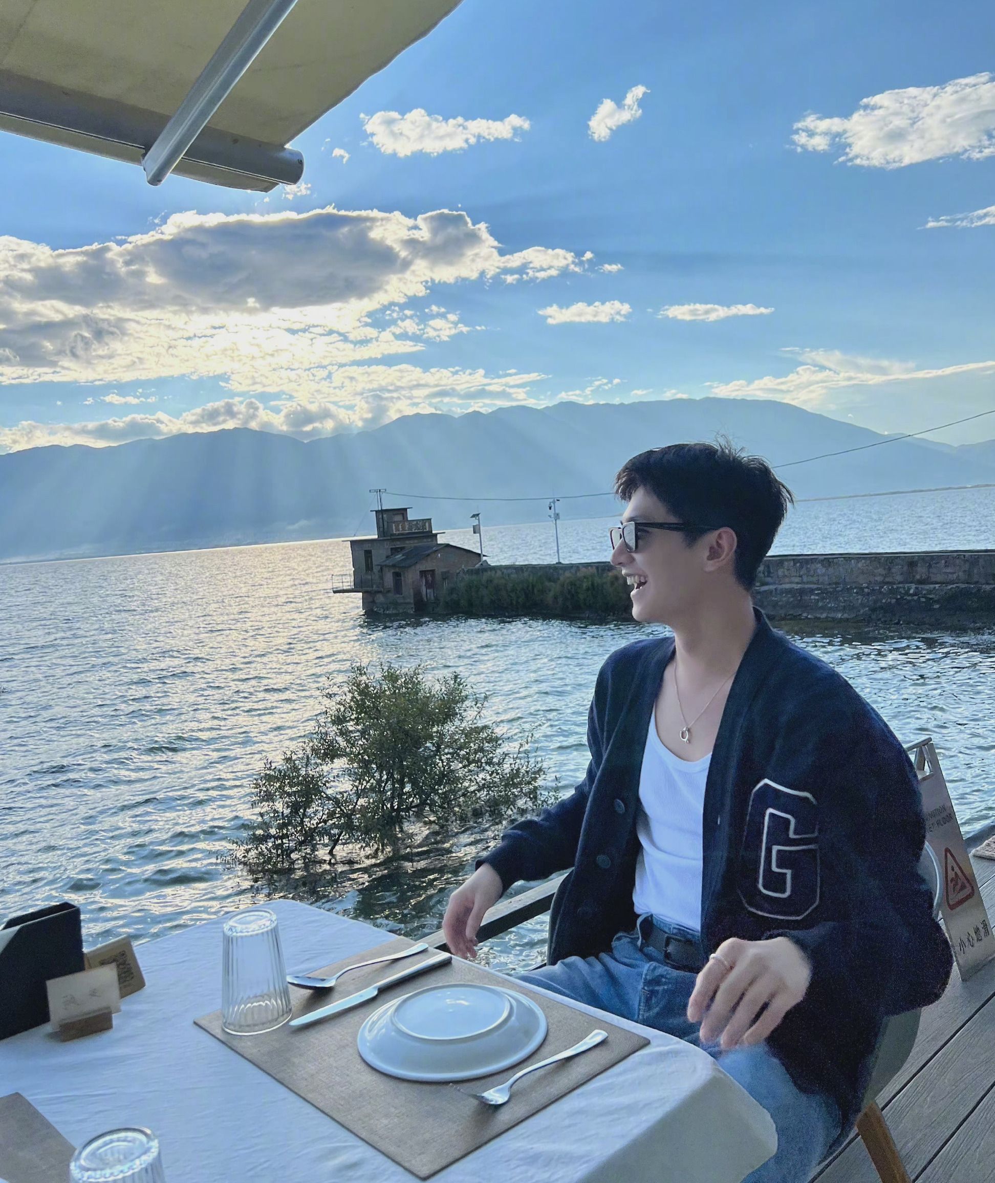 杨洋|女友视角下的杨洋，眼神宠溺笑容温柔，一颦一笑好有男人味