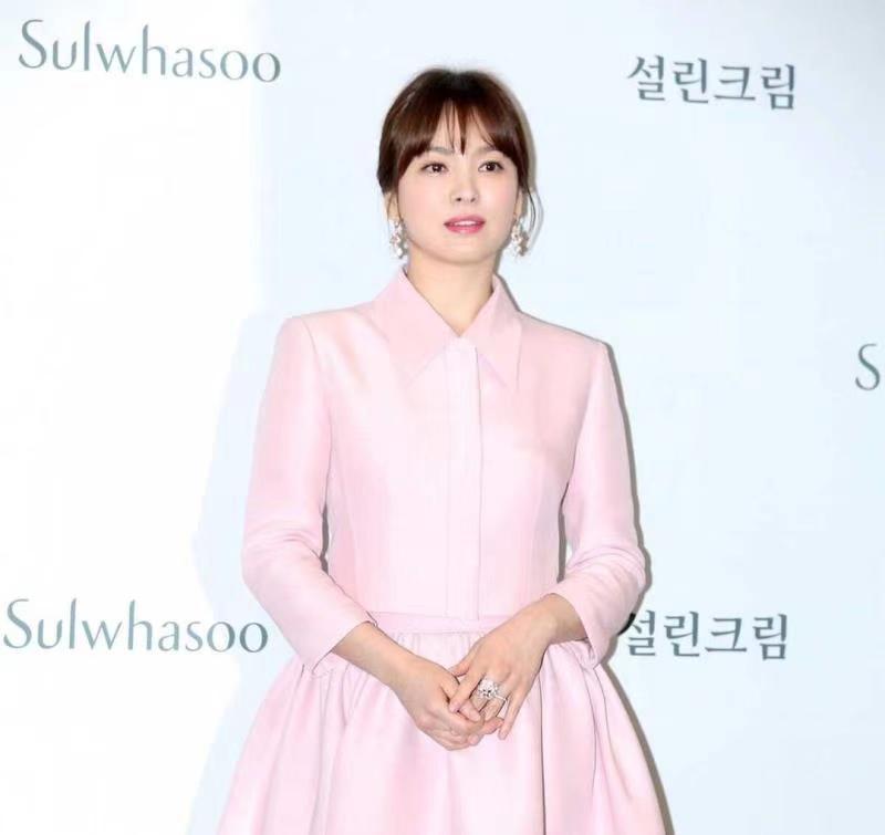 何有强|来跟宋慧乔学穿搭,瞬间让自己成为韩范女神,粉色裙子高级减龄