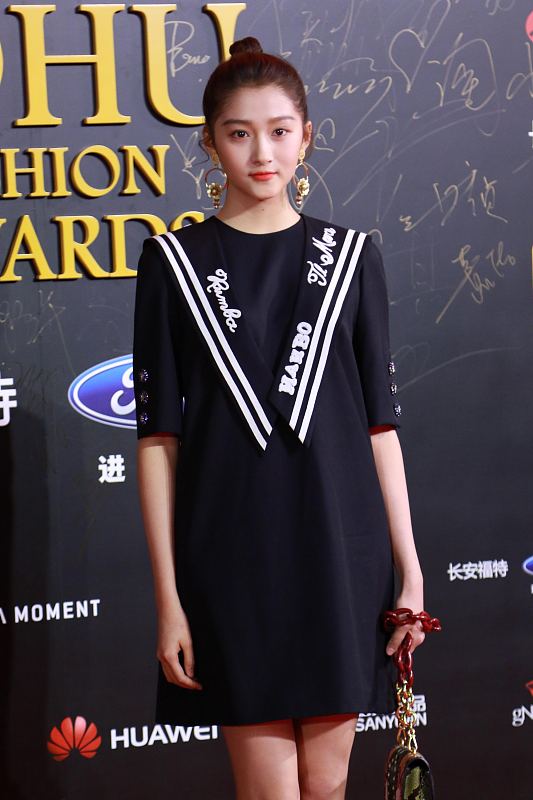 关晓彤|关晓彤身材比例有点奇怪了，包臀裙能穿成辣妹风，大长腿招人羡慕