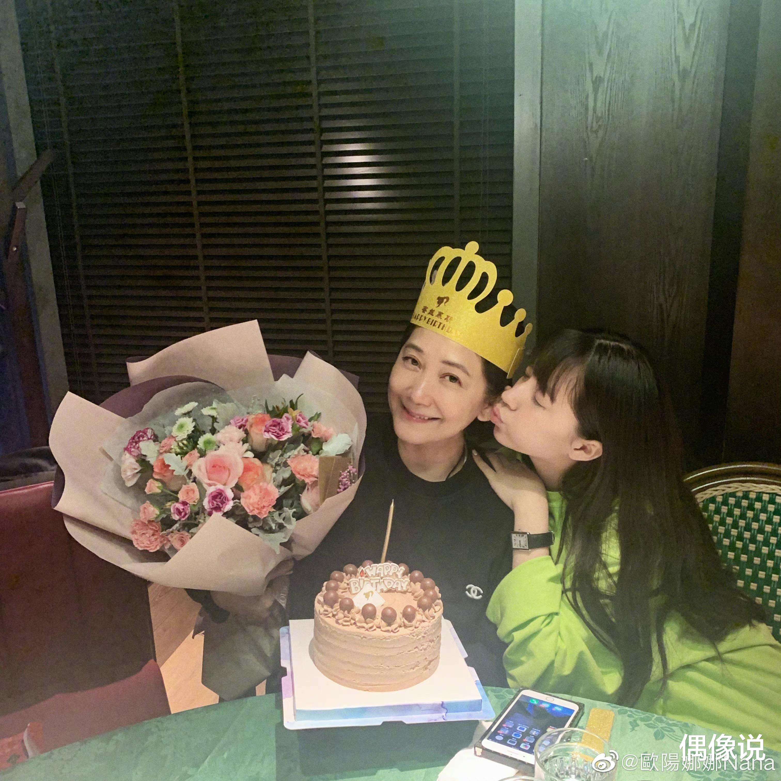 欧阳娜娜|欧阳娜娜带妈妈参加摄影展，59岁傅娟气质好，母女同框五官很像