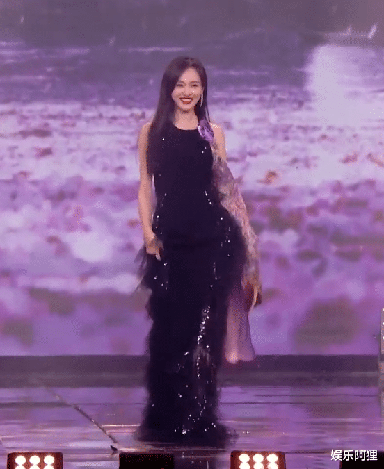 杨幂|唐嫣台上走秀，别人都礼貌观看，谁注意旁边杨幂眼神，装都懒得装