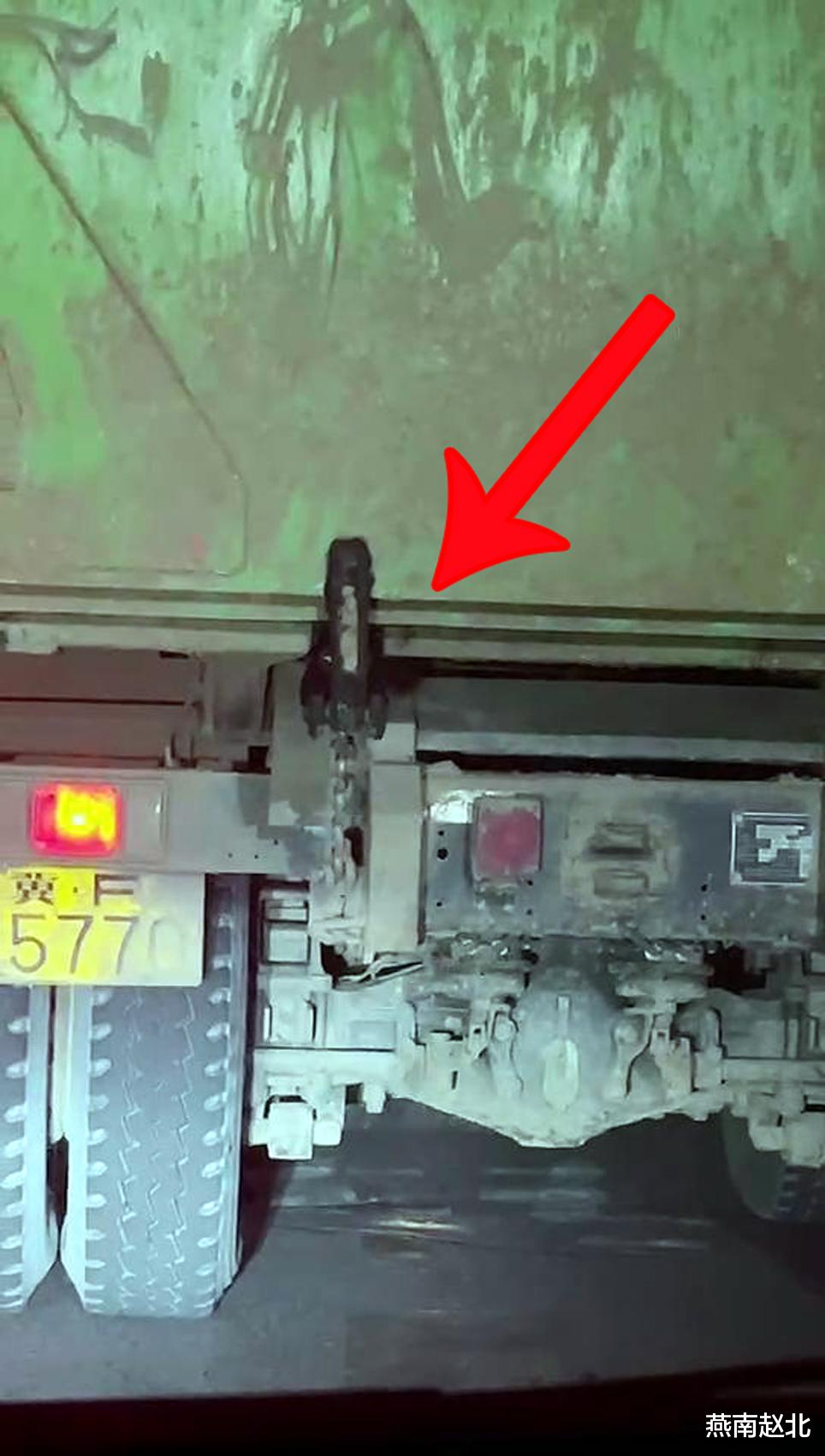 燕南赵北 保定街头渣土车“边走边拉”被吐槽,还有乱扔垃圾的出租车