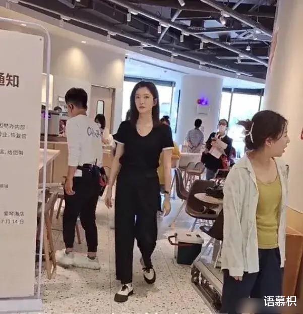 江疏影|江疏影在沪拍戏被路人拍到，黑色服装十分美丽，但网友：她好凶啊