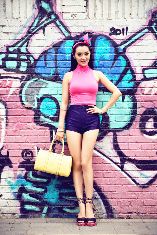 全球时尚号|43岁爱戴舞台秀身材,镂空服装挡不住美肩,长发飘逸风情款款