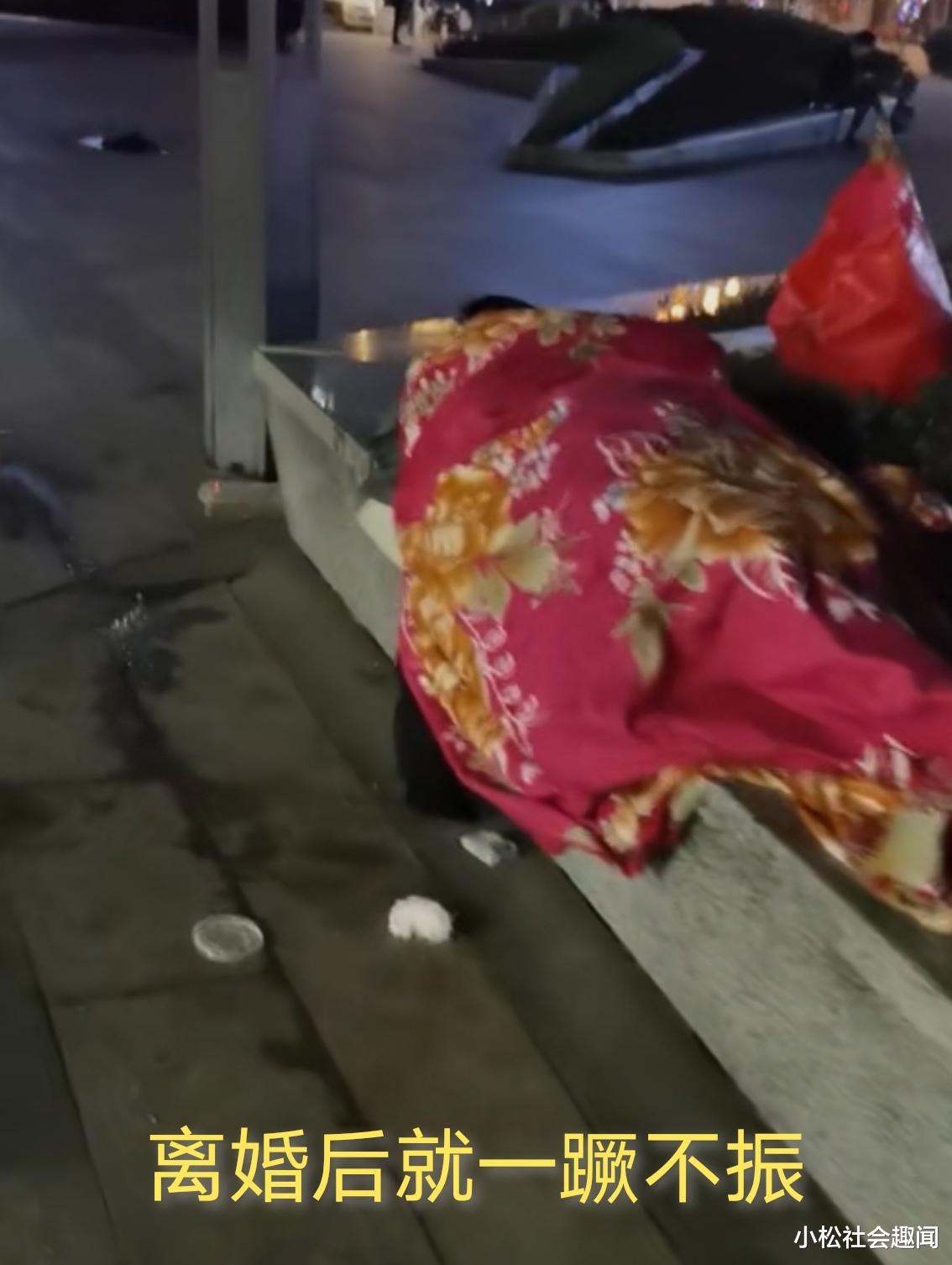 小松社会趣闻 广西妹在深圳睡公园一年多，网友给她送吃的，疑因老公出轨离婚了