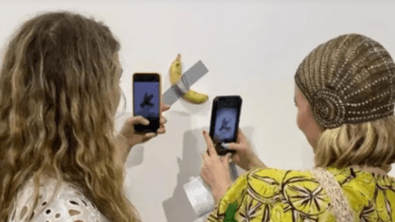  一根香蕉被拍卖85万！展览那天却被游客一口吃掉，后来呢？