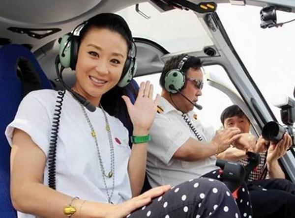 王宝强|王宝强考直升飞机驾照，穿白衬衫戴黑超，飞行员都忍不住夸他帅气