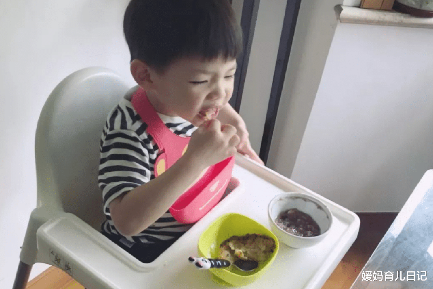 媛妈育儿日记|宝宝自主进食吃得太脏怎么办？家长的耐心，将换来良好的饮食习惯