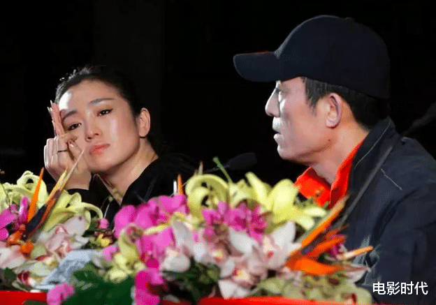 张艺谋|张艺谋妻子发健身照片，身材火辣，燕窝放地上当水喝！