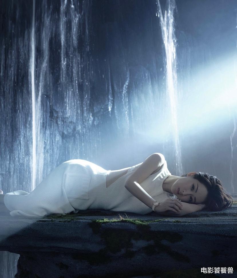 杨紫|杨紫曝时尚大片，罕见挑战妩媚成熟风，90花已成功去除土味