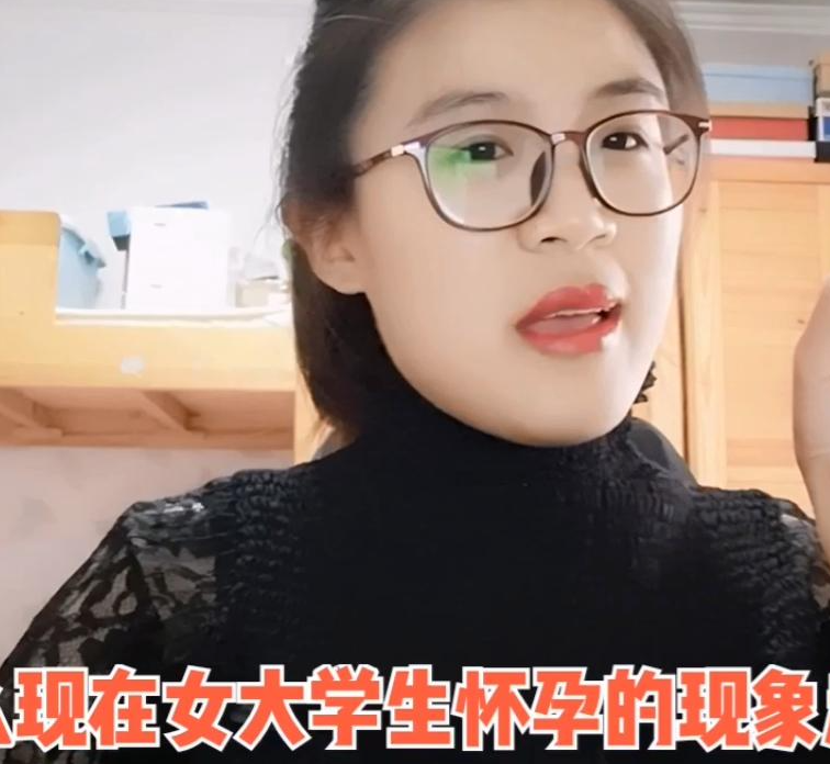 糖果的妈妈|大二怀孕、抱娃读哈佛,超前行为惹争议:女大学生这么好骗?