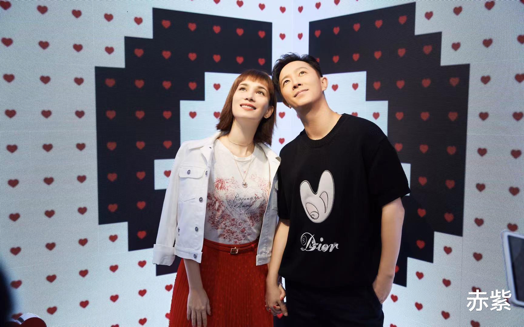 赤紫|白t搭配红裙，看起来还不错，初秋可以照搬卢靖姗这一身了