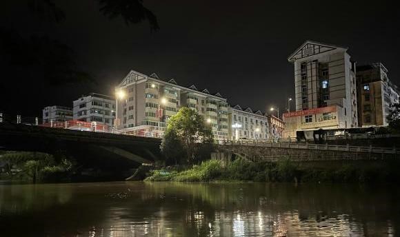 宓孤林|广东男子夜钓，竟在河边捞起大蟒蛇，男子：手电一照就不动了