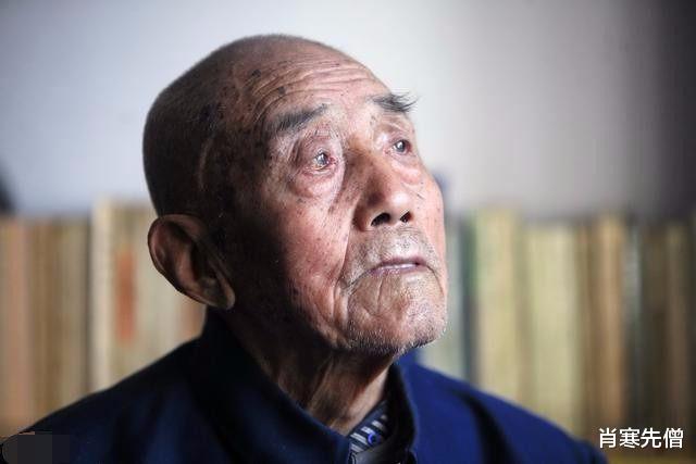 我,68岁,在三个女儿家轮流养老,为了两套房子争相献殷勤