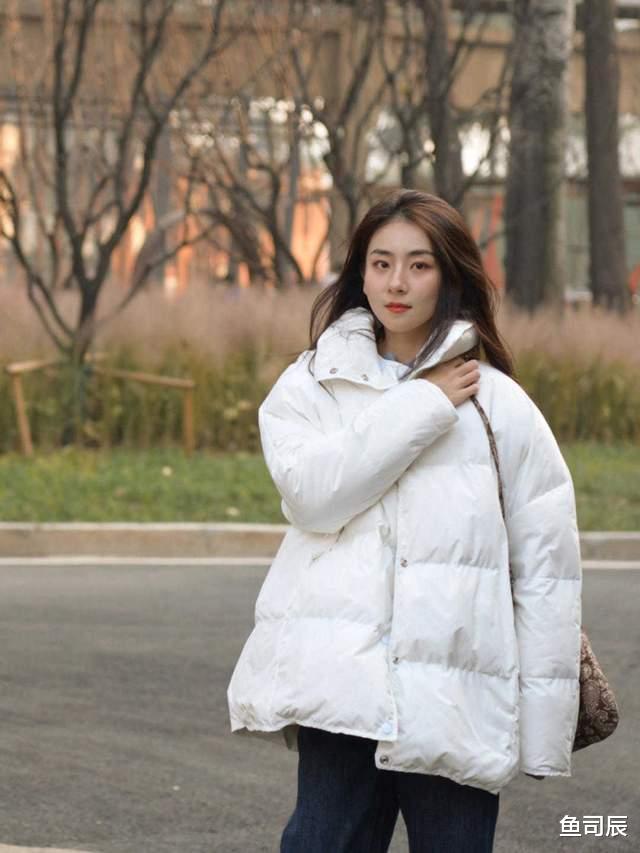 鱼司辰 羽绒服怎么穿才好看？搭配半身裙或牛仔裤减龄时髦，保暖又舒适