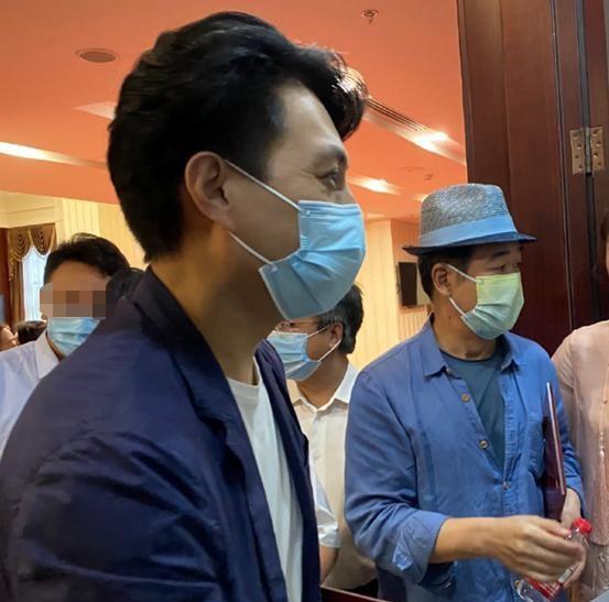 吴亦凡|靳东深夜返5千万豪宅，提礼品与友人挥手显不舍，44岁身材太健硕