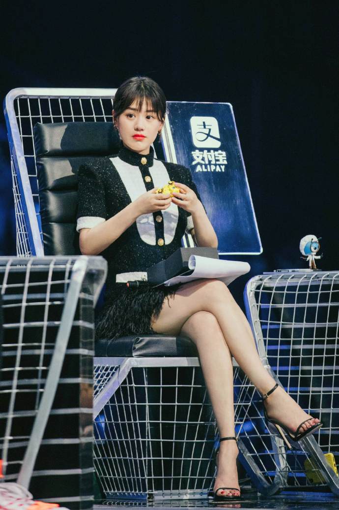 何有强 马思纯瘦下来更有“少女感”,穿白毛衣配短裙,甜美温柔又减龄