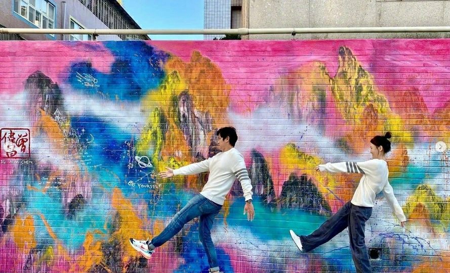 陈乔恩|陈乔恩跟男友艾伦打卡彩绘墙，两人学木头人走路，开心的样子超像小朋友