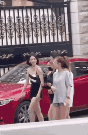 王思聪|王思聪与仨美女逛街，他对最朴素那位情有独钟，手自然搭对方肩上