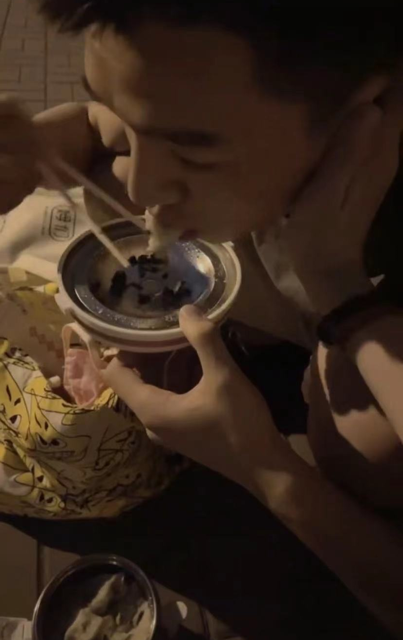 王妍之|扫黑风暴女星为男友蹲路边庆生！模样接地气，男方是消防员见面难